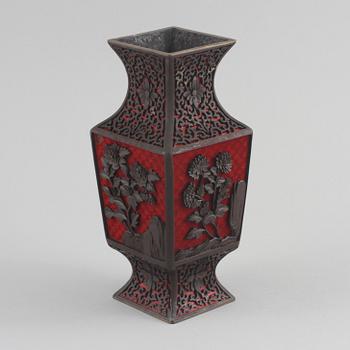 VAS, gjutmassa, orientalisk, 1900-talets andra hälft.