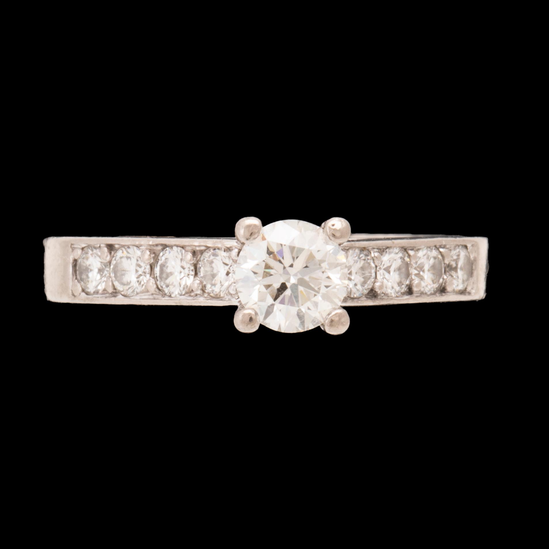 An 18K white gold ring set with round brilliant-cut diamonds.