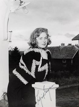 FOTOGRAFIER, egenhändigt signerat av Skådespelerskan Ingrid Bergman, 1930-tal.