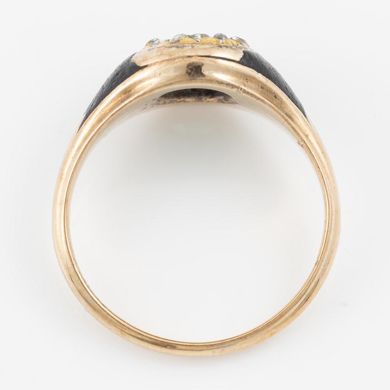 Ring, gold and black enamel with an emerald and rose-cut diamonds. Around the turn of the 20th century.