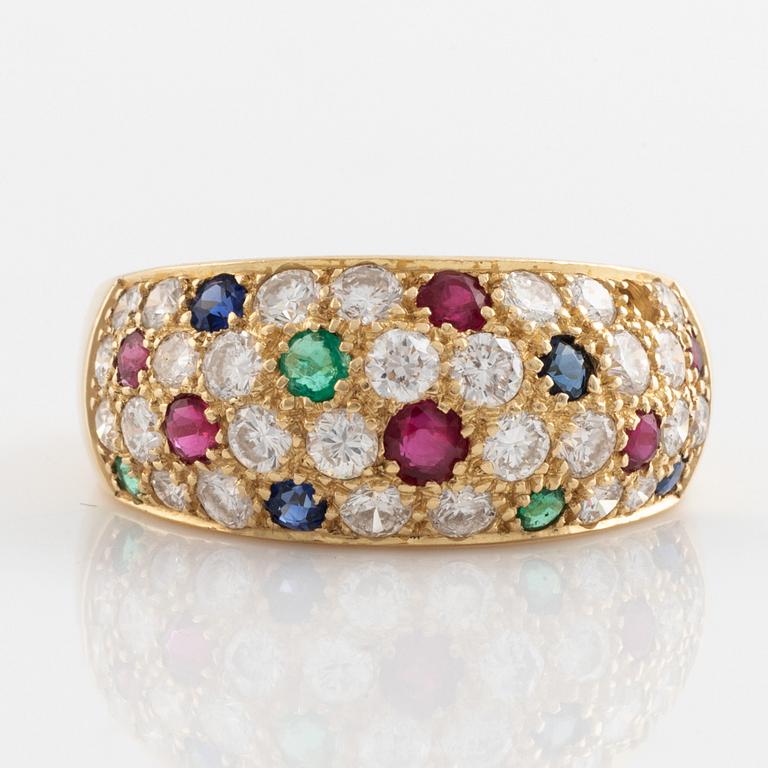 Ring med briljantslipade diamanter, rubiner, safirer och smaragder.