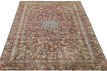 A carpet, Kashan, ca 325 x 209 cm.