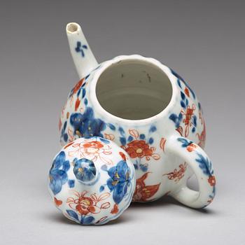 An imari tea pot with cover, Qing dynasty, 18th Century.