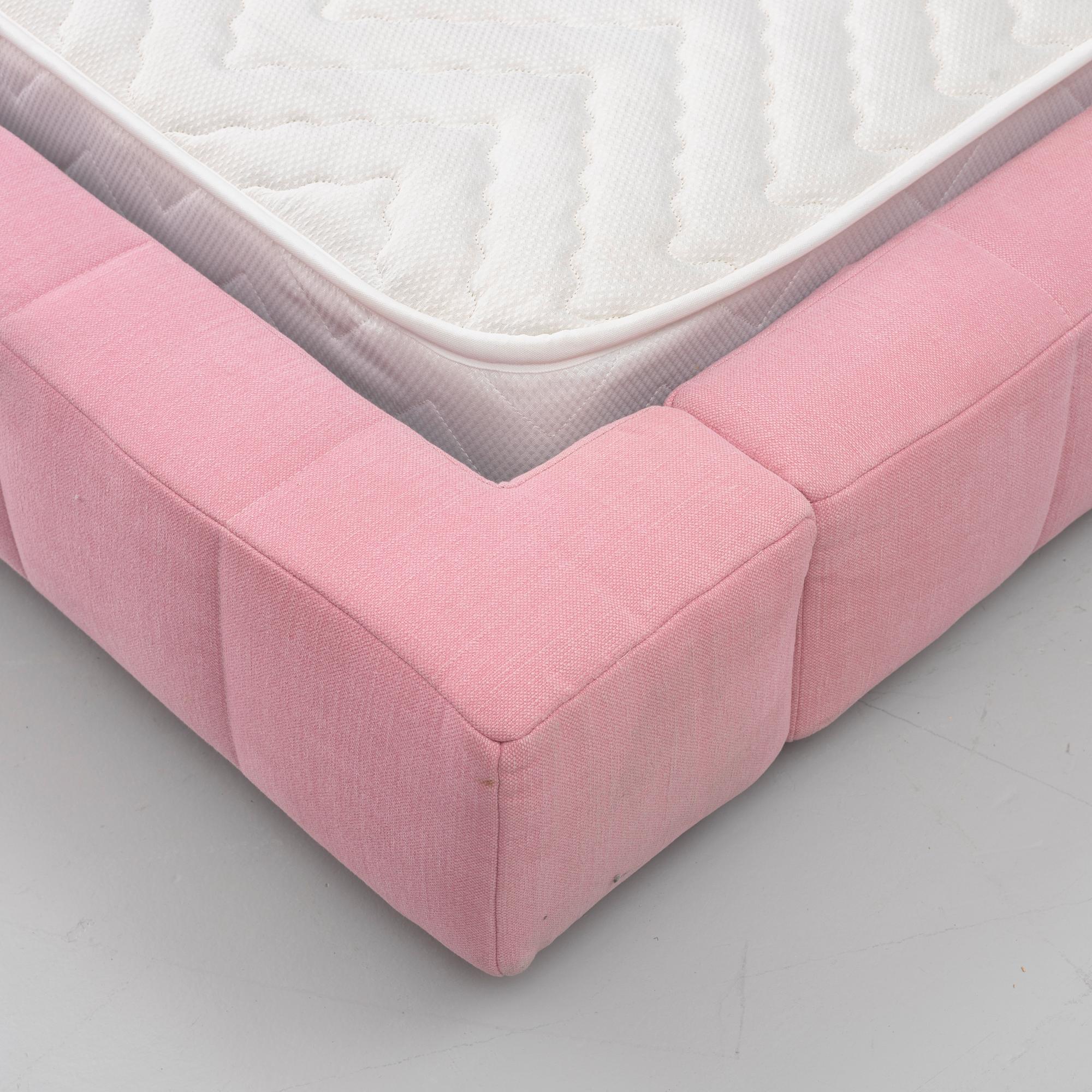 Giuseppe Viganò, a "Squaring" bed, Bonaldo, Italy.