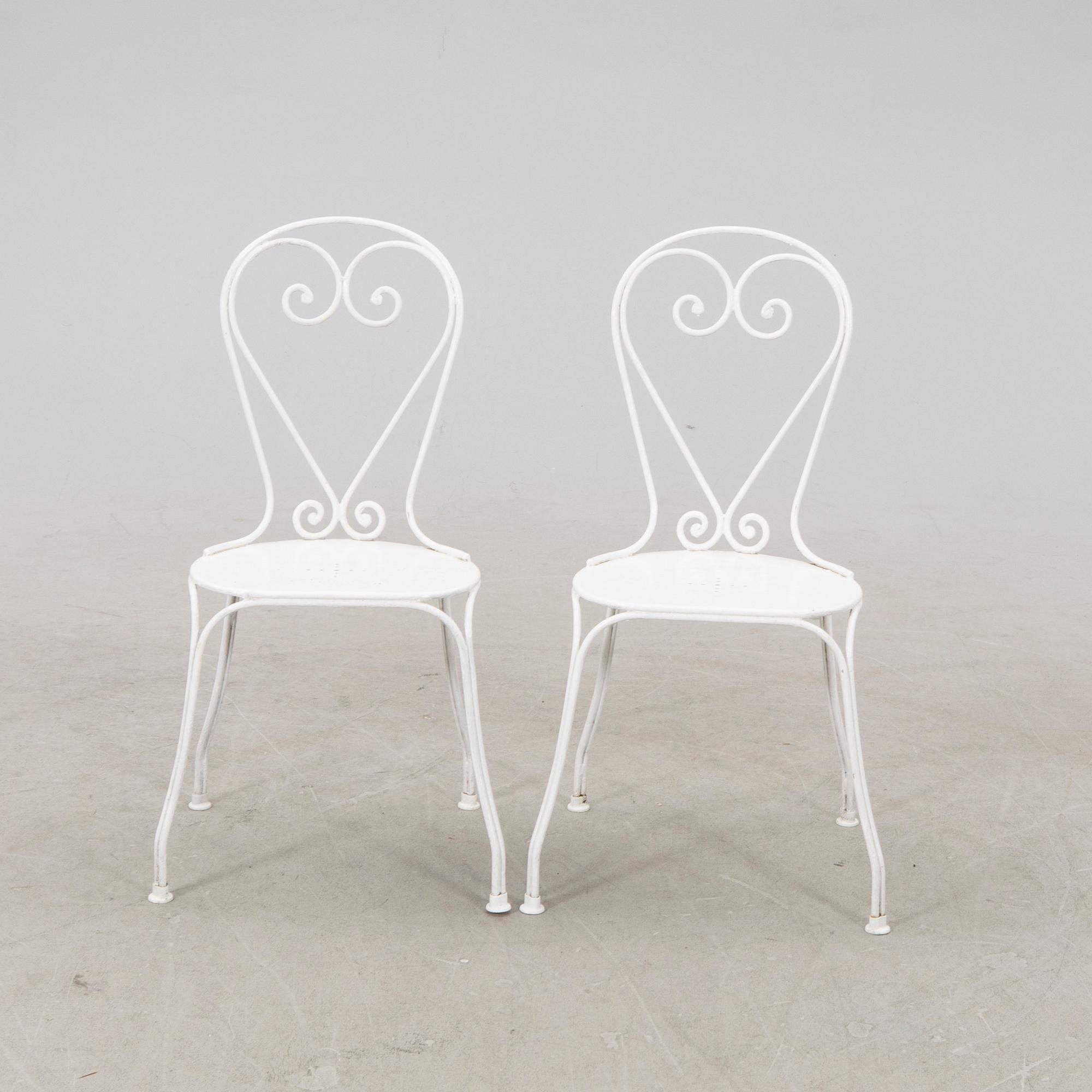 A tabe and two chairs from Byarum later part of the 20th century.