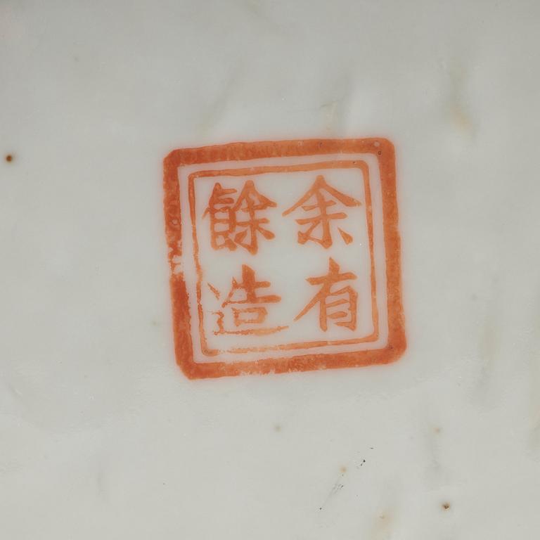 LYKTOR/PERUKSTOCKAR, två stycken, porslin. Qing dynastin, sent 1800-tal.