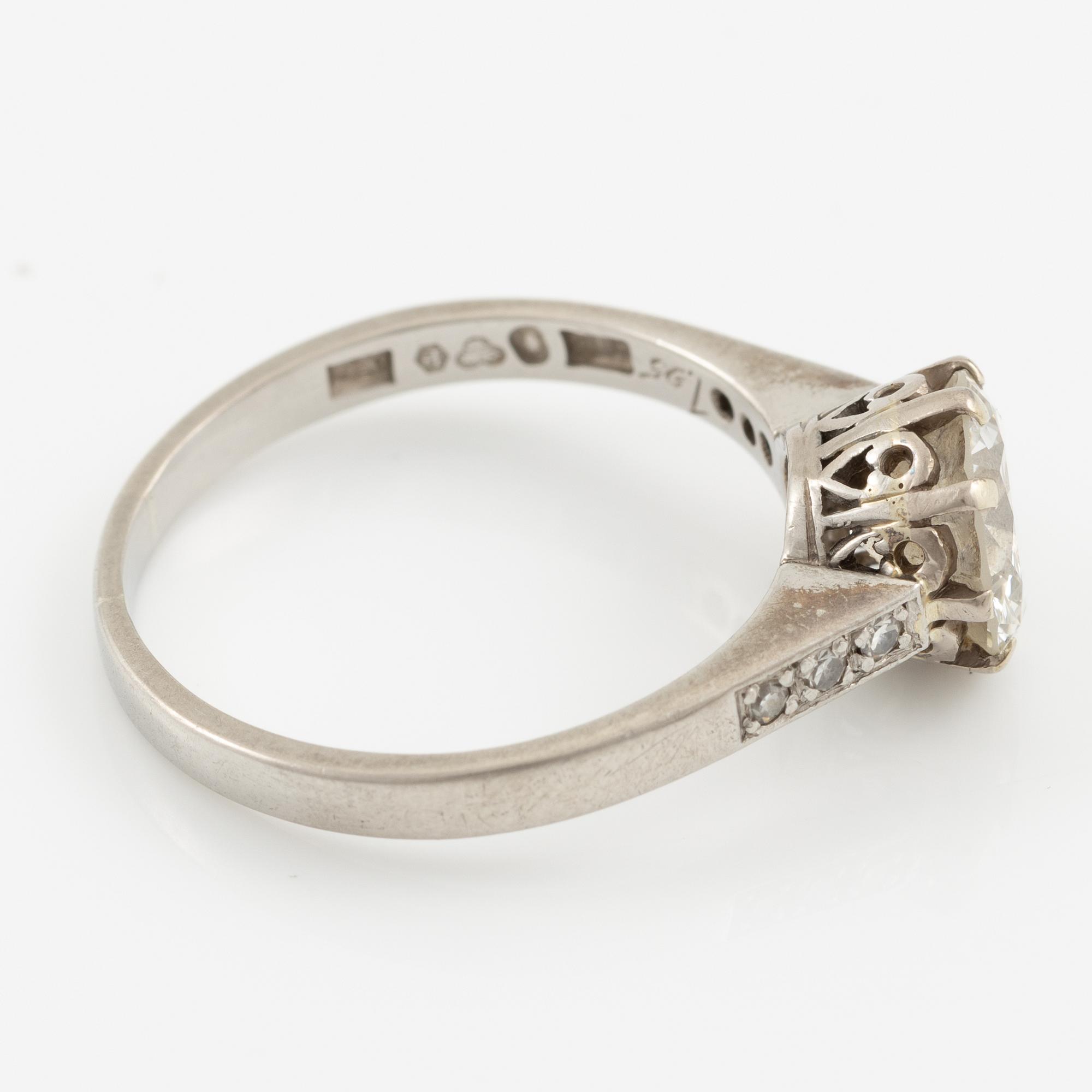 Ring in platinum with brilliant-cut diamond.