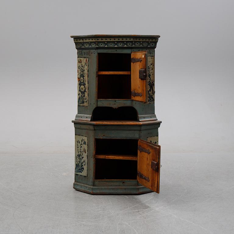 A painted Swedish corner cabinet, Hälsingland, Sweden, dated 1804.