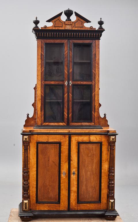 BOKSKÅP, nyrenässans. 1800-talets andra hälft.