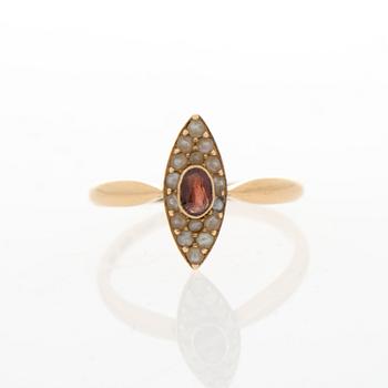 SORMUS, viistehiottu granaatti, helmet, 18K kultaa. Suomen Kultaseppä, Turku.