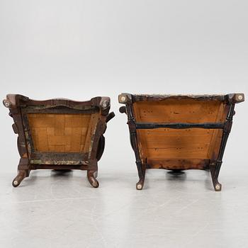 Karmstolar, 2 st snarlika, rokoko 1700-tal, möjligen Norge.