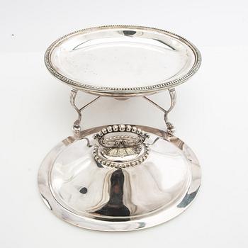 Mappin & Webb sauceboat with lid on a stand, silver plate, England, first half of the 20th century.