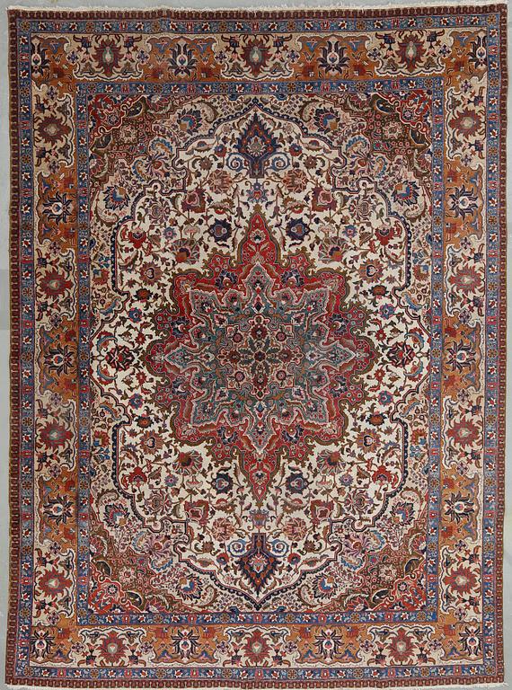 MATTA, semiantik Täbris. Ca 395x295 cm.