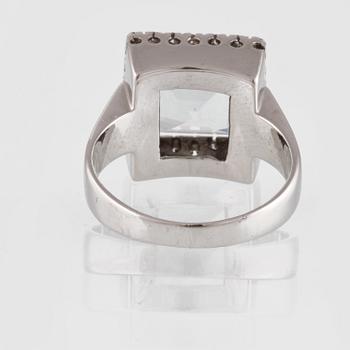 RING, 18K vitguld med briljantslipade diamanter samt fasettslipad akvamarin. Vikt 7,8 gram.