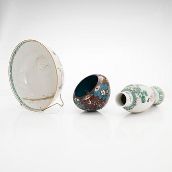 Kulho, maljakko ja vati, posliinia. Kiina, 1700/1900-luku. Sekä kulho, cloisonné. Japani, 1900-luvun alku.