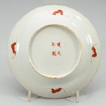 FAT, sex stycken, samt SKÅLFAT, 10 stycken, porslin. Sen Qing dynasti (1644-1912), Chenghuas fyra karaktärers märke.