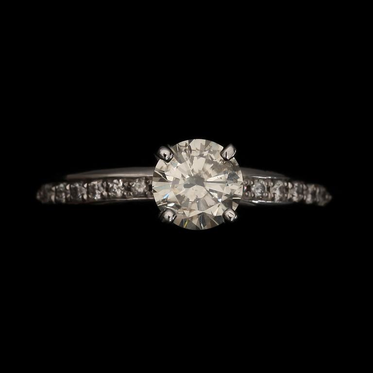 RING, 14k vitguld med briljantslipade diamanter tot ca 0,9 ct. Vikt 4,1 g.