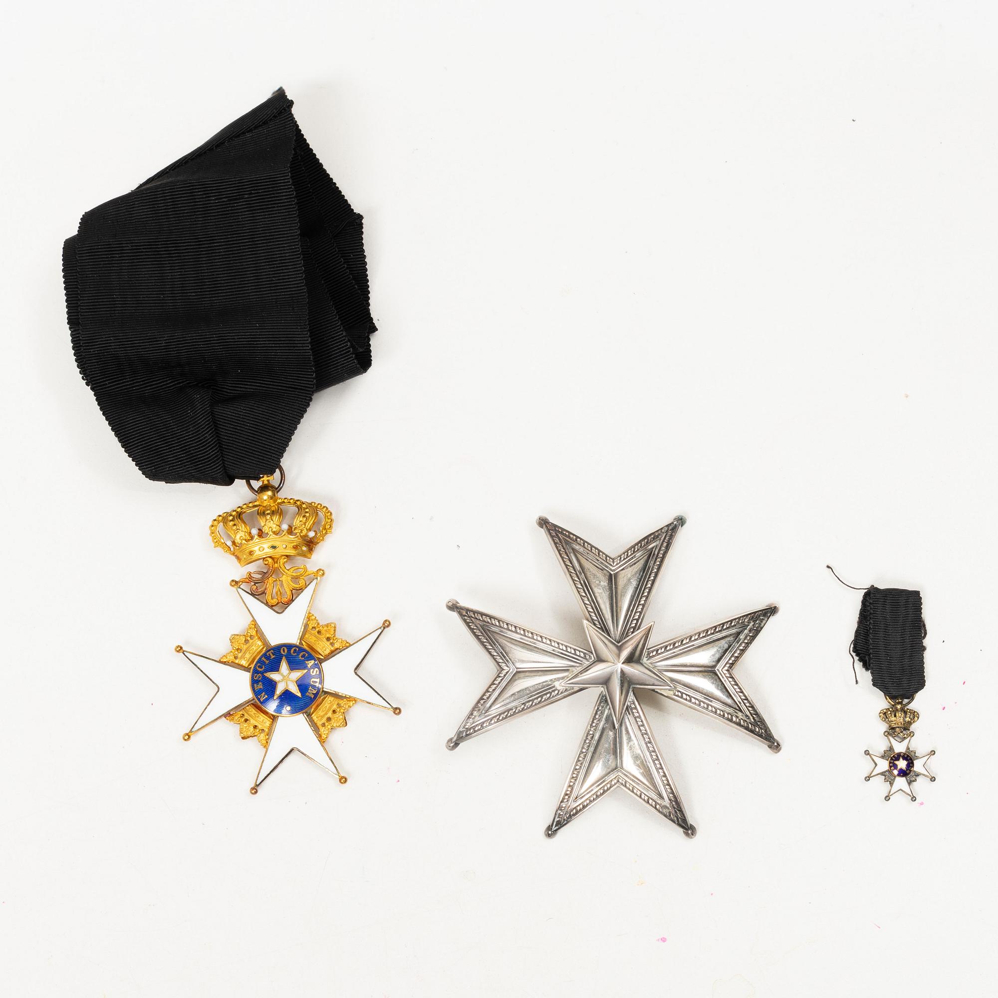 The Order of the North Star, a commander's set with a cross in 18k gold and a sash of silver.