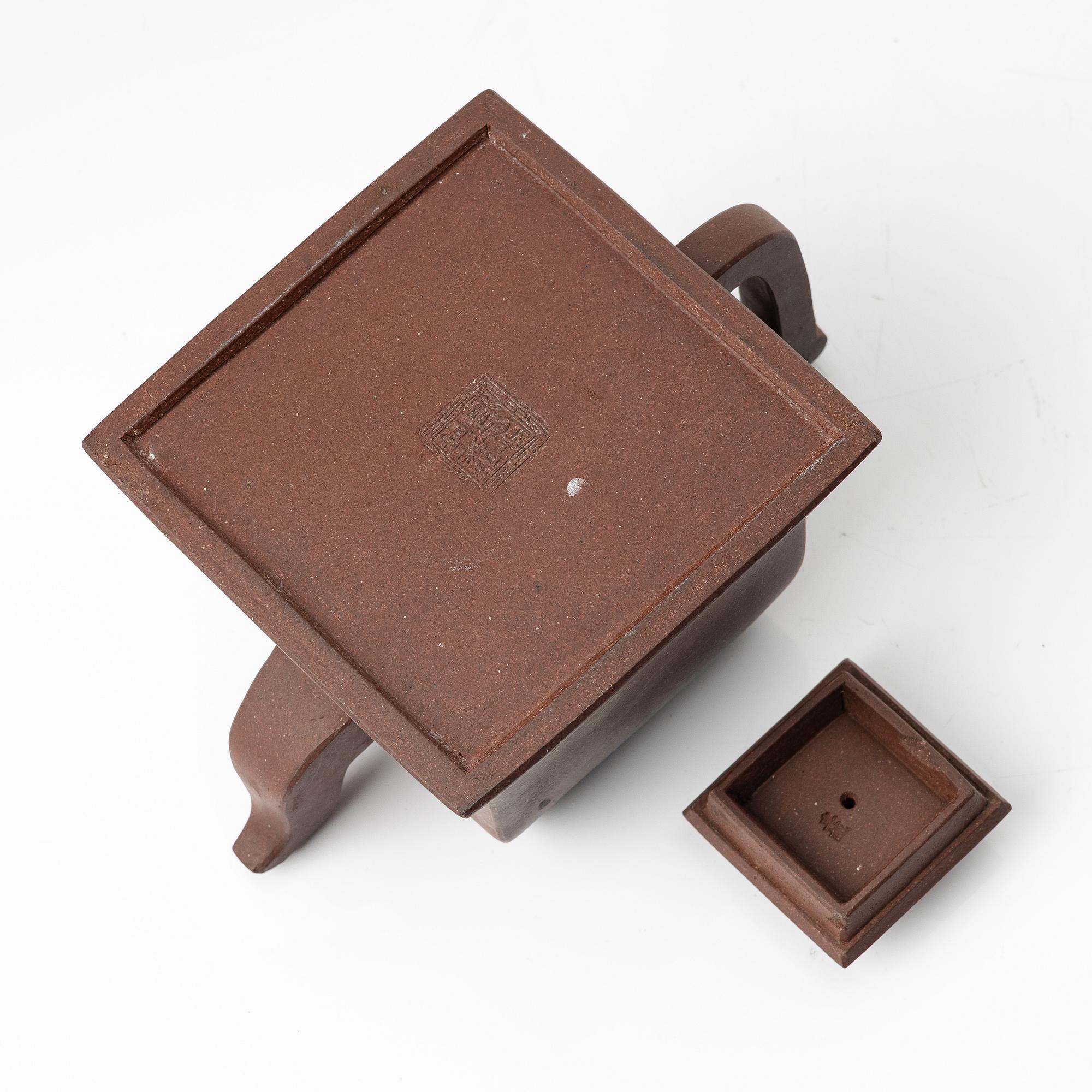 A Chinese square yixing teapot, early 20th century.