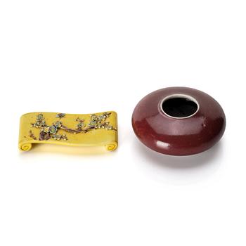 1025. A sang de boef glazed brush washer, and a yellow bisquit brush rest, late Qing dynasty, 19th Century.