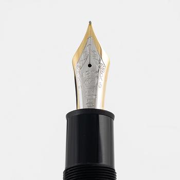 Mont Blanc, fountain pen, 18K gold, Meisterstuck.