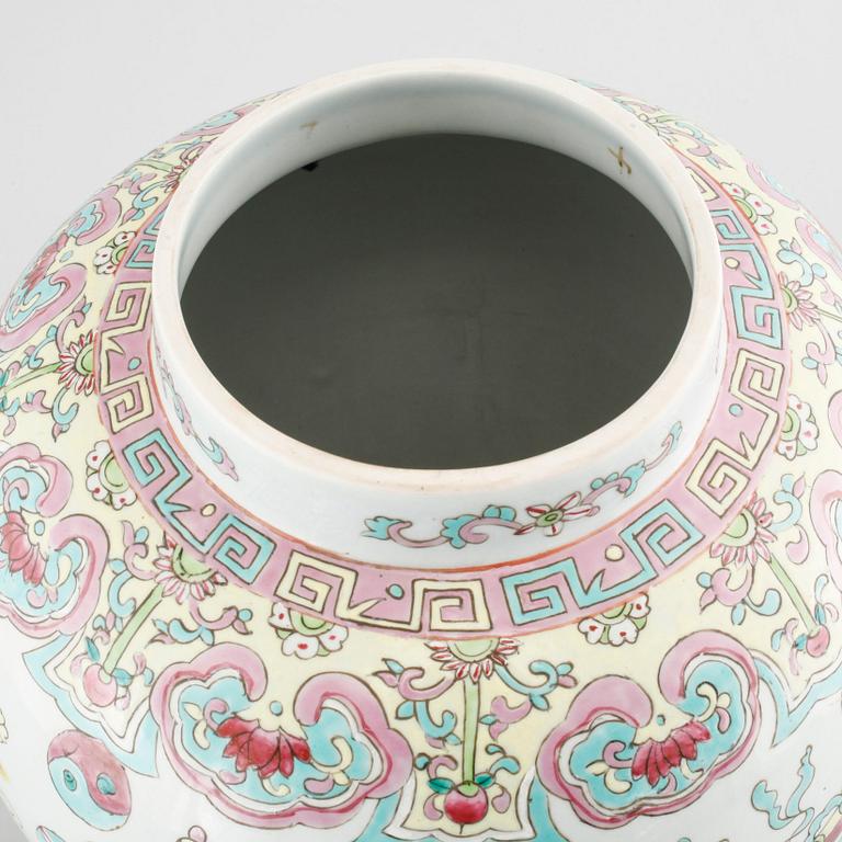 A 20th century chinese urn.