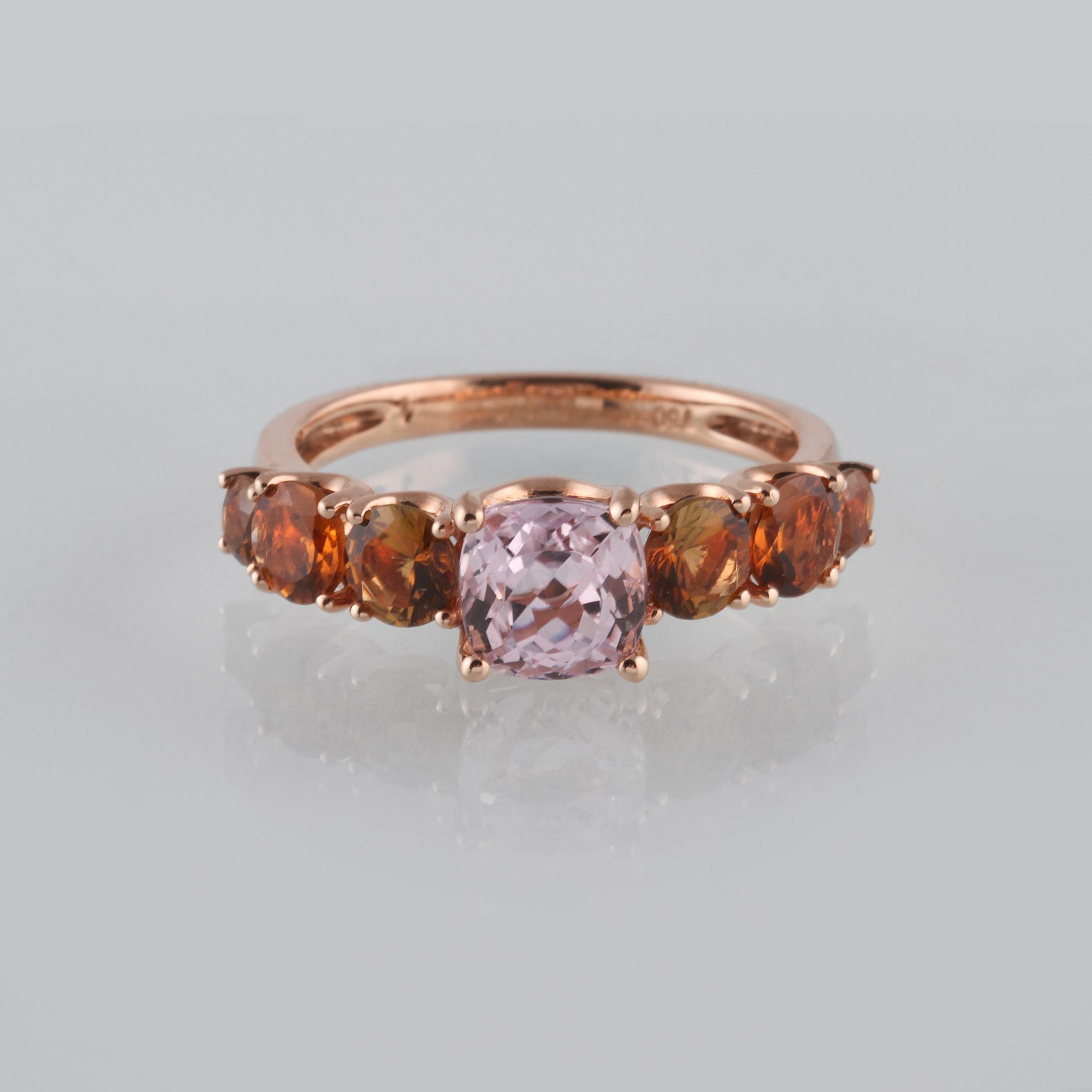 RING, 18K guld med fasettslipad kunzit ca 1.42 ct samt 6 fasettslipade turmaliner ca 1.31 ct. Vikt 3,5 gram.