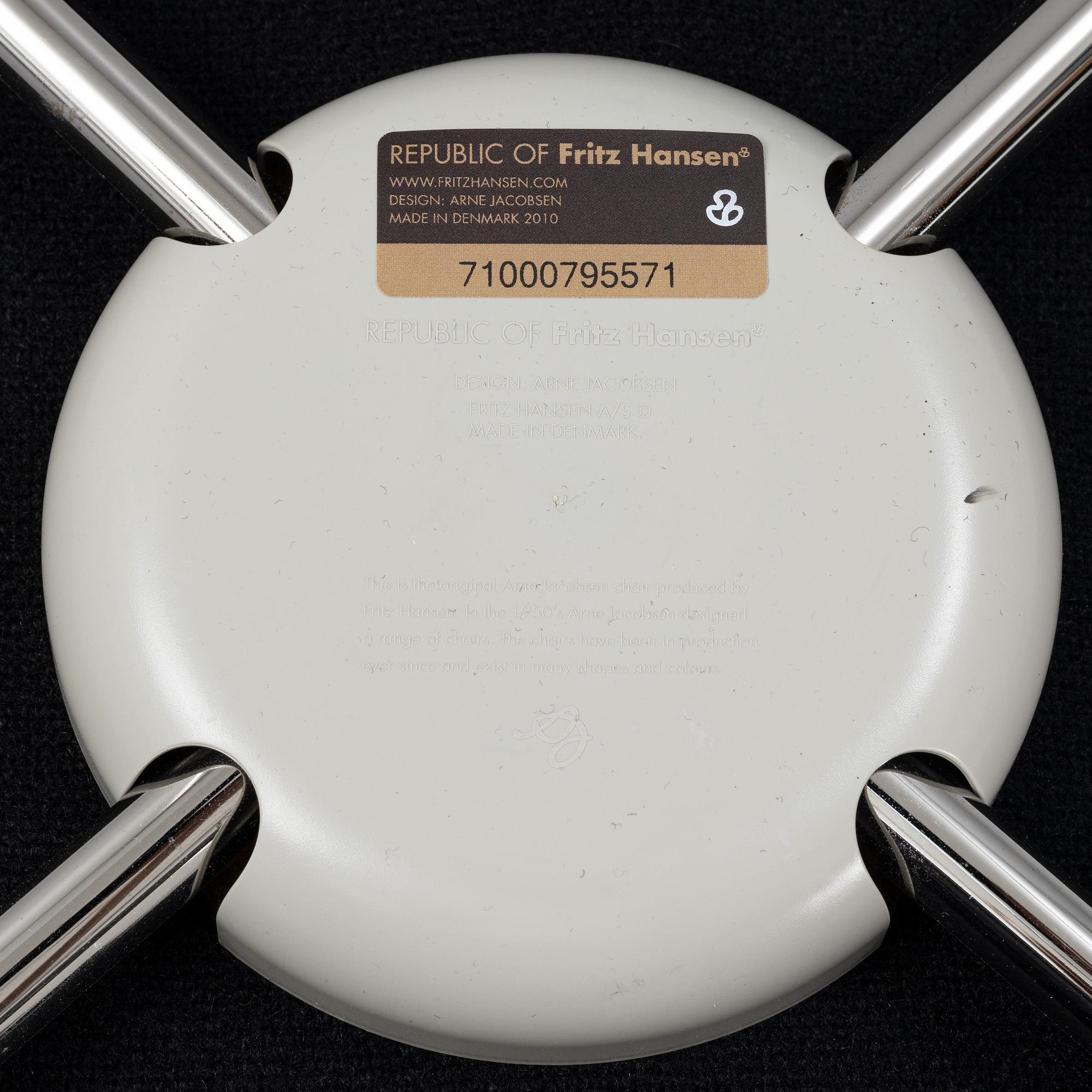 Arne Jacobsen, a set of six 'Series 7' chairs from Fritz Hansen, 21st Century.