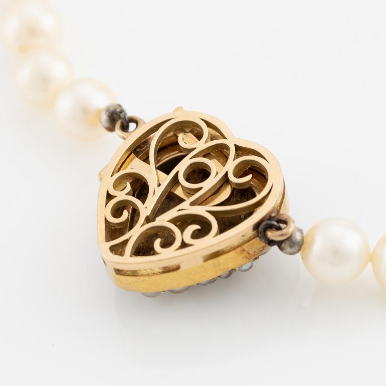 Pearl necklace, cultured pearls, clasp heart-shaped in gold with pearls.