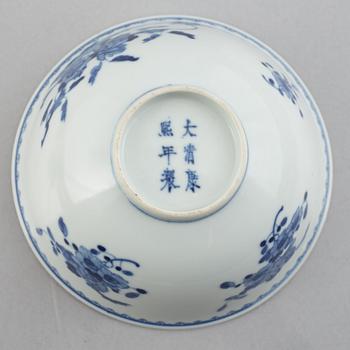 A group of three Chinese blue and white porcelain bowls, late Qing dynasty / early 20th century.