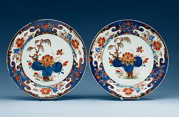 1525. A pair of imari-verte chargers, Qing dynasty, Kangxi (1662-1722).