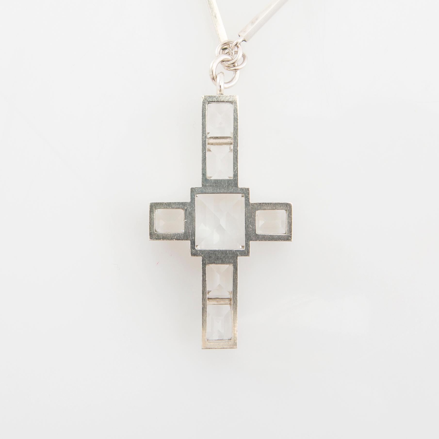 Wiwen Nilsson, Collier av silver och fasetterade bergkristaller i form av ett kors, Lund 1937.