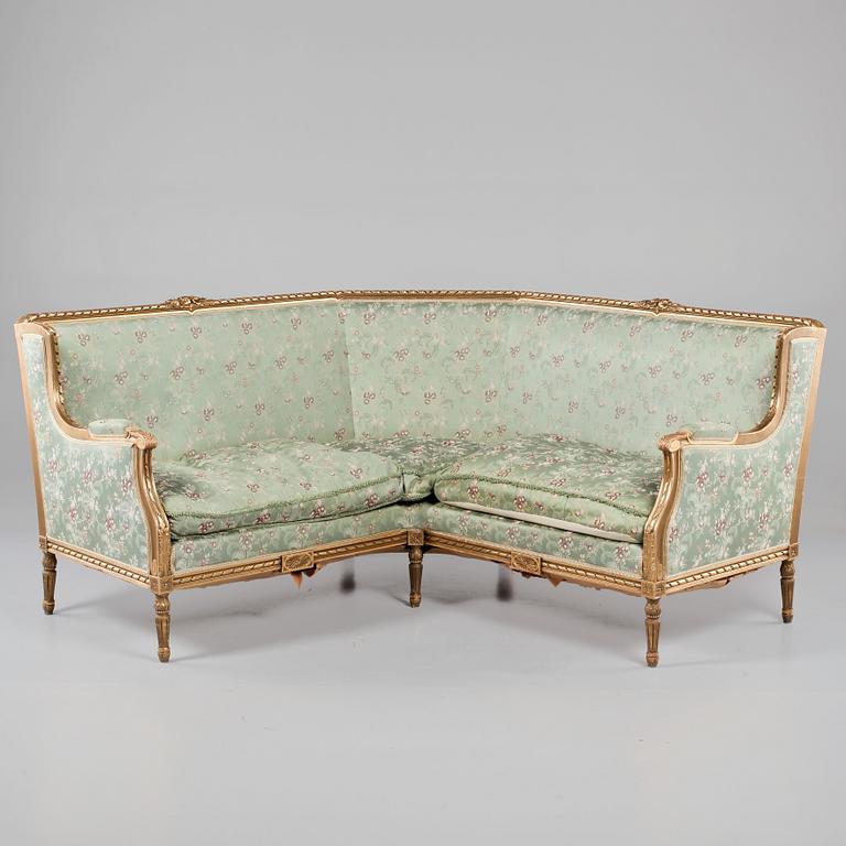 HÖRNSOFFA, märkt "Carl Johanssons Möbleringsaffär Kunglig hovleverantör Stockholm", gustaviansk stil, tidigt 1900-tal.