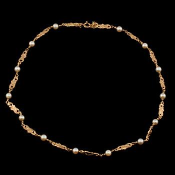 COLLIER, 18k guld samt odlade pärlor, troligtvis Juvelfabriken, Stockholm, 1961. Vikt 15 g.