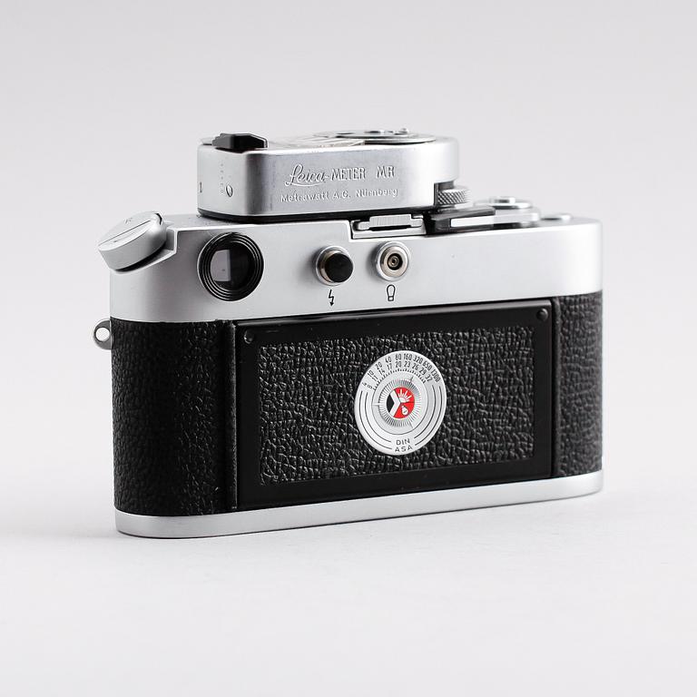 KAMERA samt OBJEKTIV, 1+2, Leica M4 Schwarz Lackiert, nr 1227403, med Leica-Meter, 1969.