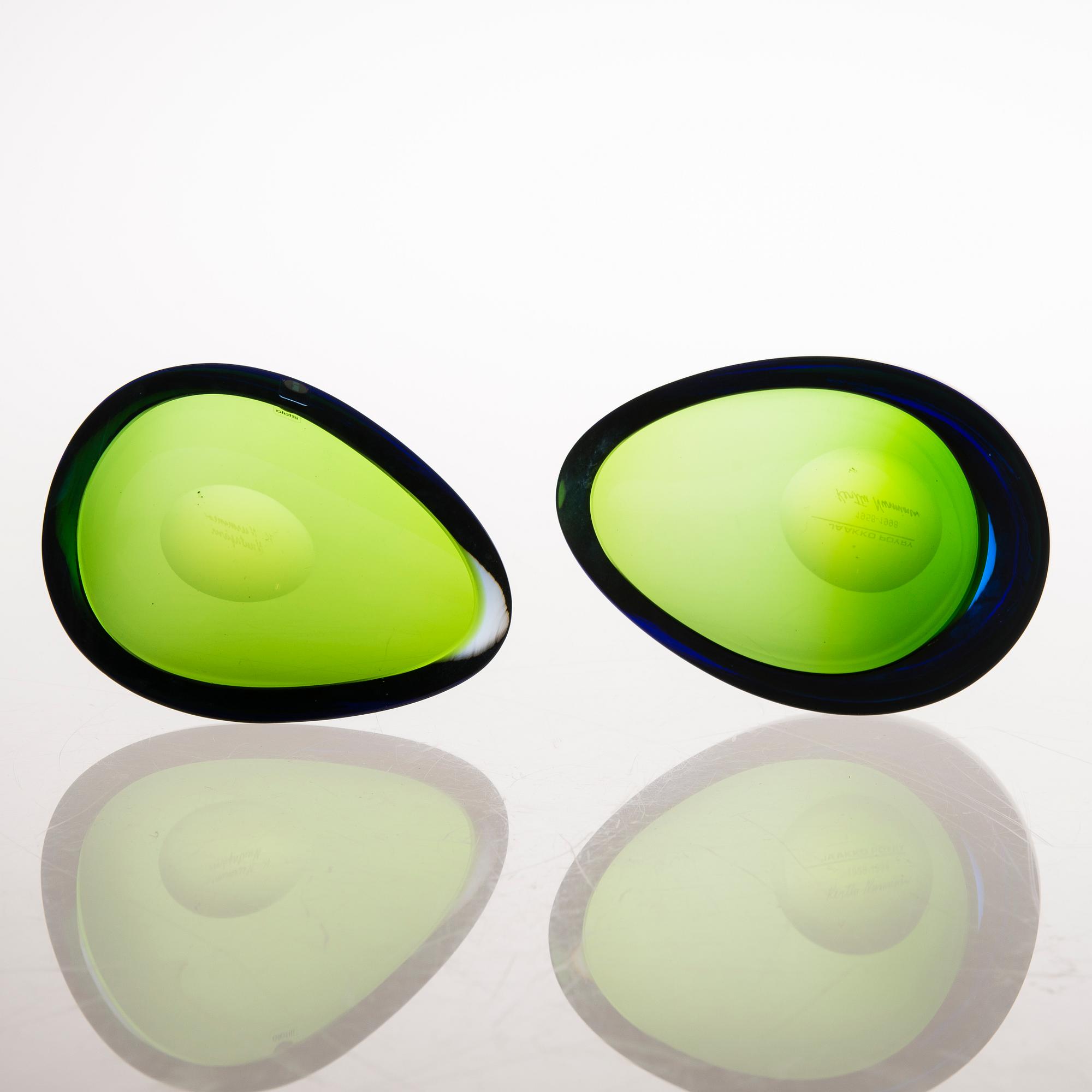 KERTTU NURMINEN, GLASFÖREMÅL, 2 st, signerade. Den ena med gravering Jaakko Pöyry 1958-1998 i bottnet.