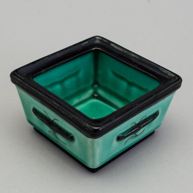 ILSE CLAESSON, "Serie V", 4 ytterfoder och lockask, flintgods. Rörstrand 1930-tal.