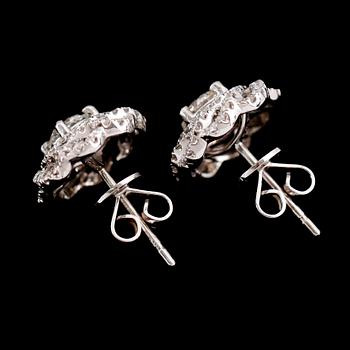 ÖRHÄNGEN, 1 par, 18 k vitguld, briljantslipade diamanter, tot ca 1.40 ct.
