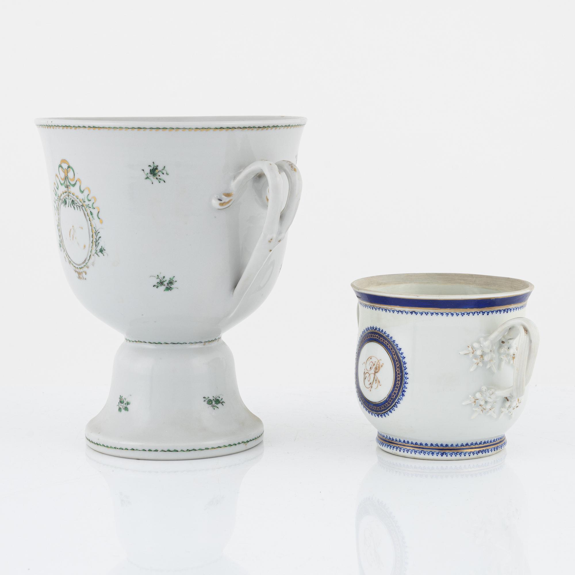 Skål på fot samt skål, Kina, Qingdynasti, omkring år 1800.