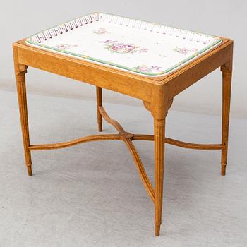A table with a porcelaine tray, Nordiska Kompaniet, first half of the 20th century.
