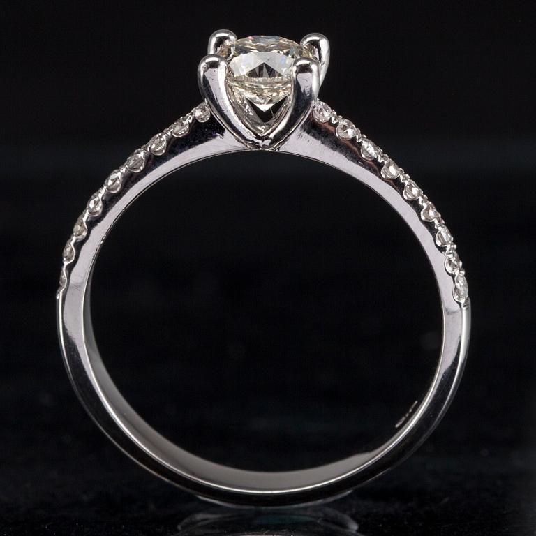 RING, 18K vitguld, diamanter tot. 0,75 ct. Vikt 3,0 g.