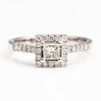 An 18K white gold ring with a princess cut diamond and brilliant cut diamonds ca 0.58 ct in total.