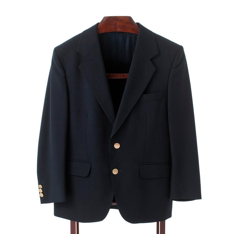 GÖTRICH, a dark blue club blazer and grey wool pants.