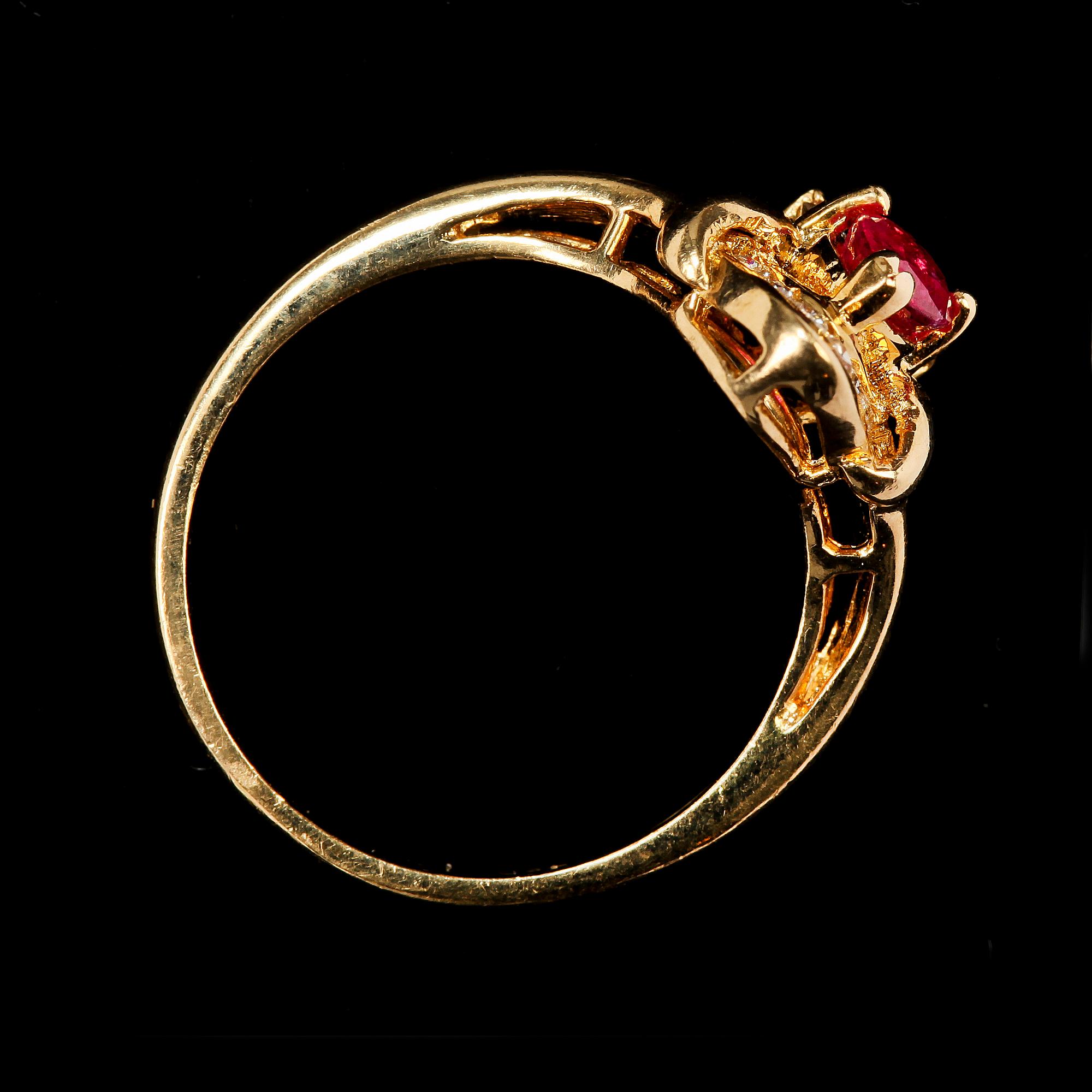 RING, 18k guld med rubin och 9 briljantslipade diamanter. Vikt 3 g.