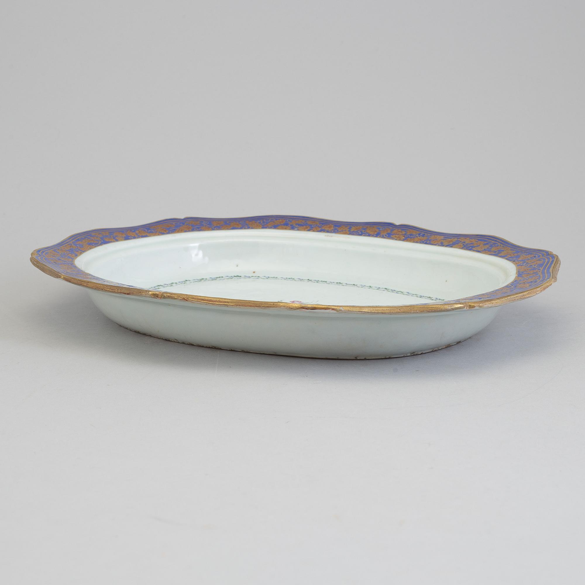 A rare and fine famille rose porcelain platter, Qing dynasty, 18th century.