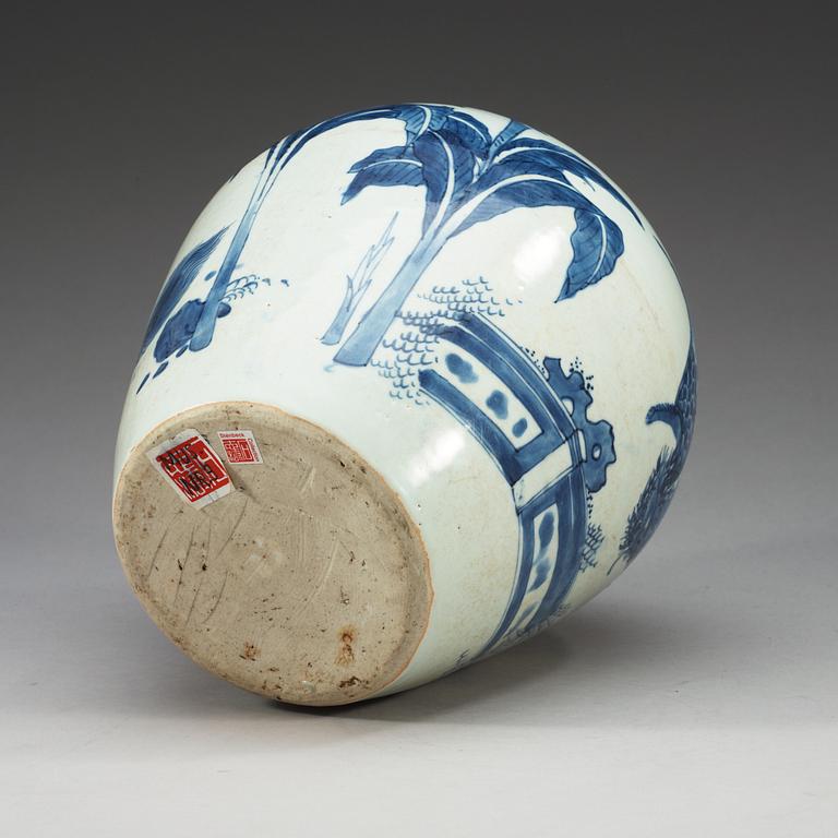 A blue and white Transitional jar, 17th Century.