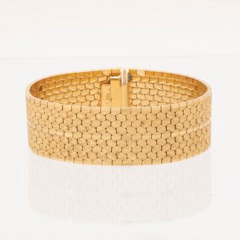 An 18K gold bracelet.