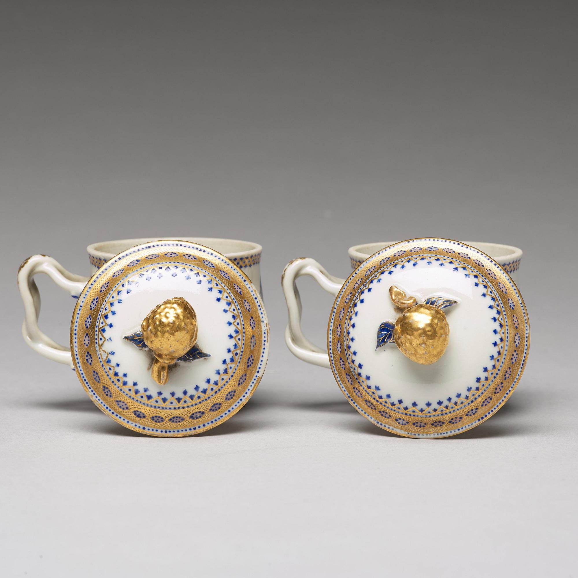 KOPPAR med LOCK, ett par, vapenporslin. Qingdynastin, Jiaqing (1796-1820).