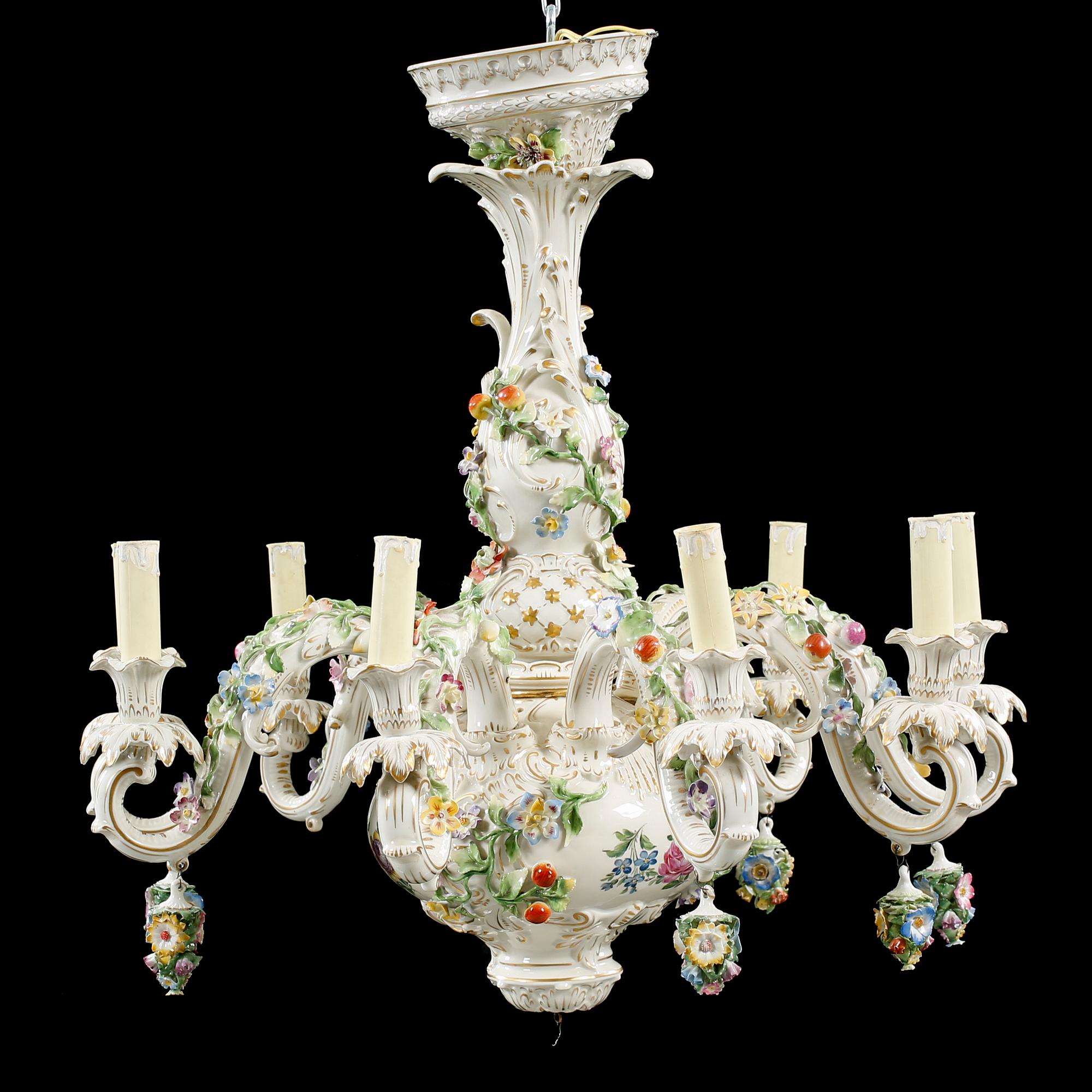 Porcelain chandelier from Dresden, around the middle of the 20th century.