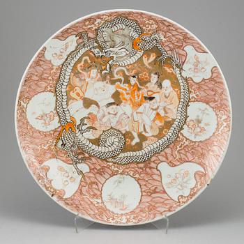 A large imari serving dish, Meiji (1868-1912).